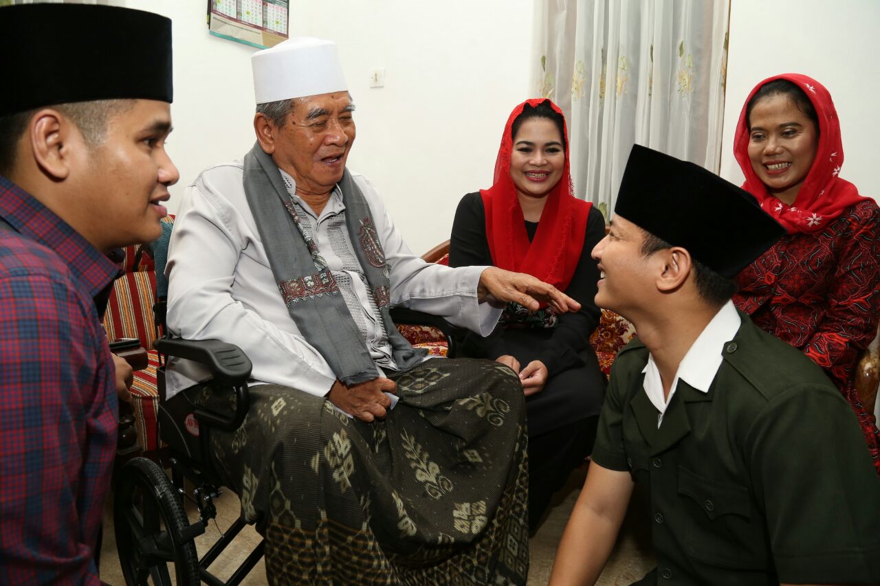 Ulama sepuh KH Zainuddin Djazuli menyambut Cawagub Puti Guntur Soekarno di Trenggalek. Puti didampingi Wakil Bupati Mochamad Nur Arifin