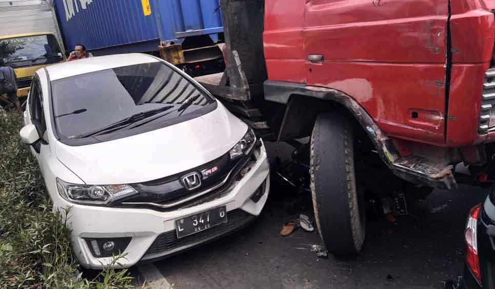 Kecelakaan di  Surabaya  Truk  Trailer Seruduk 6 Kendaraan