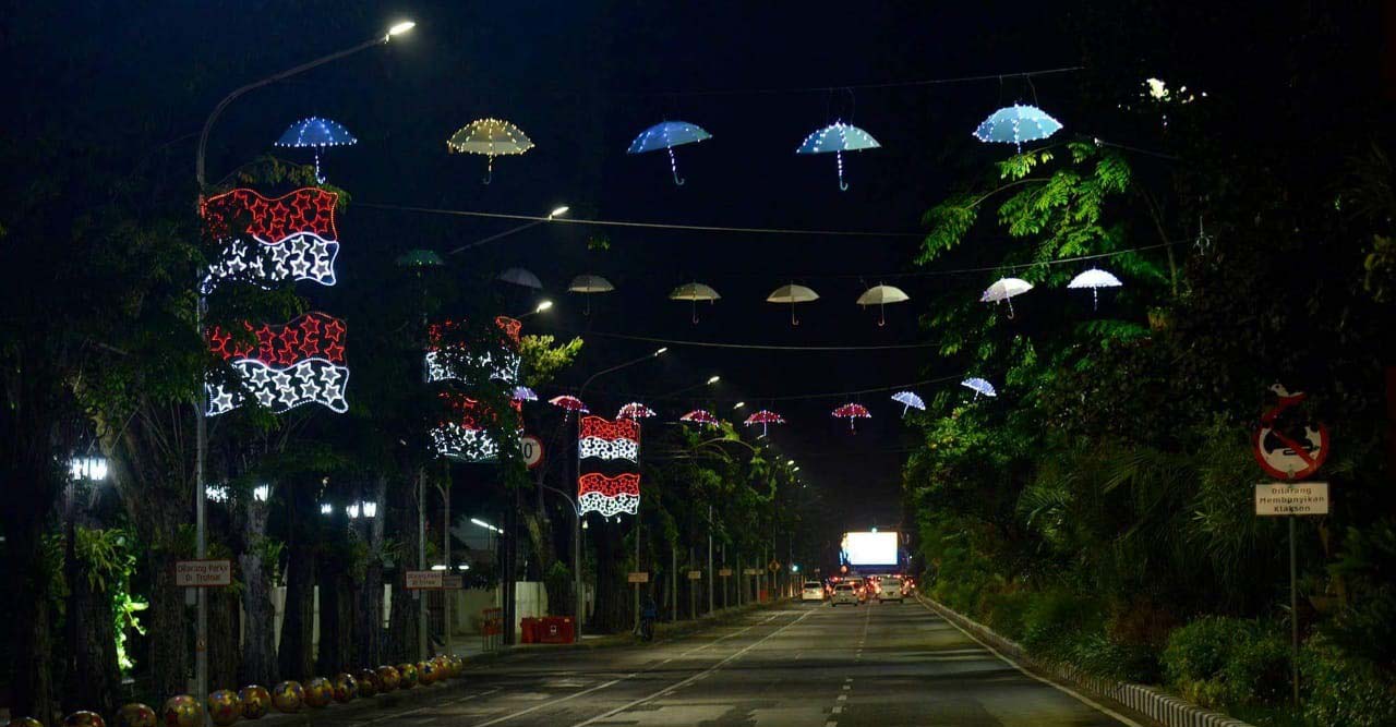 Hiasan payung juga menambah semarak Jl Raya Darmo