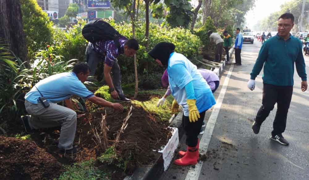 Wali Kota Risma meninjau serta memperbaiki taman di Jalan Mayjen Sungkono