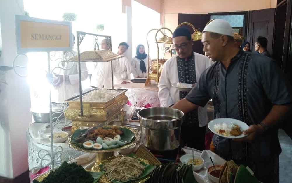 Warga mencicipi menu makanan di kediaman Wali Kota Surabaya