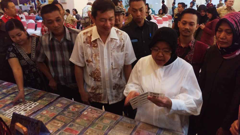Ketua Komunitas Suroboyo Vintage Ali Boediono (kiri putih) Memberikan Uang Kuno Secara Simbolis ke Wali Kota Risma 