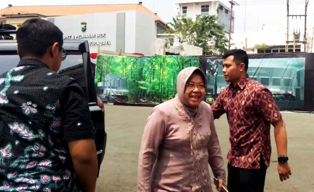 Wali Kota Risma saat mendatangi Mapolrestabes Surabaya