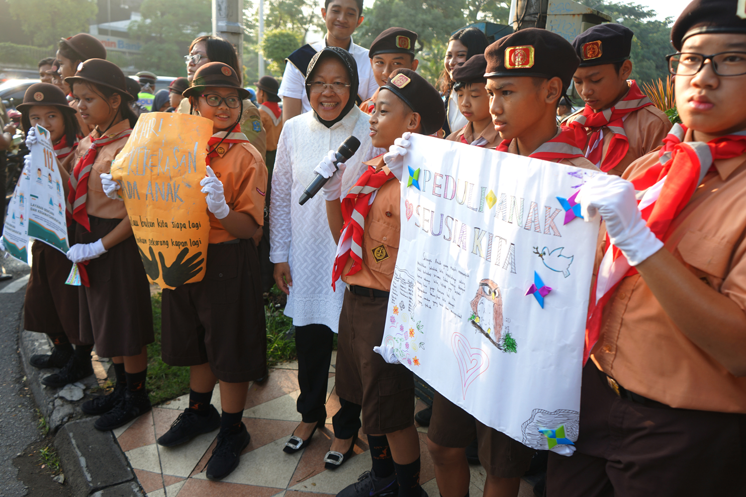 Wali Kota Risma bersama para pelajar saat aksi
