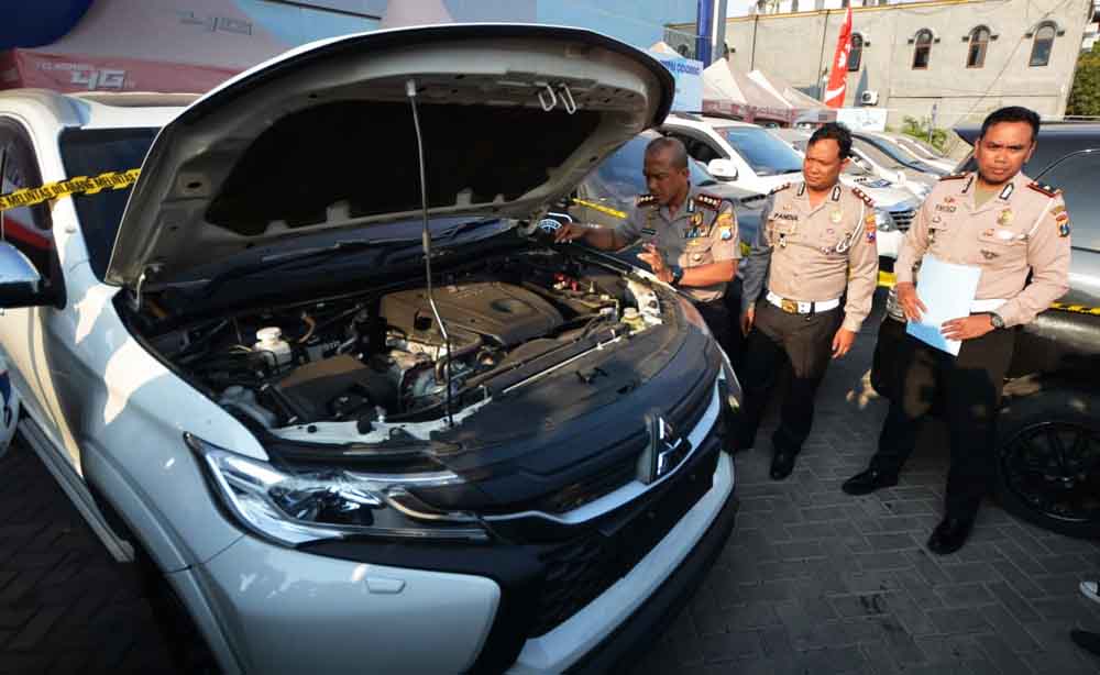 Kombes Pol Rudi Setiawan dan AKBP Eva Guna Pandia saat melihat kondisi mobil bermasalah di Satpas Colombo Surabaya. 