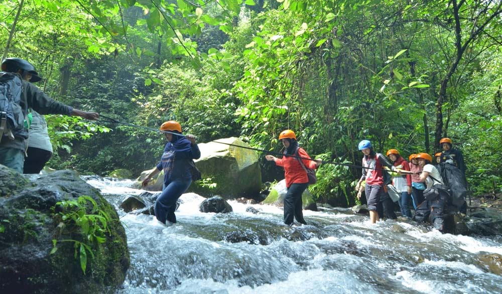 Menjelajahi Indahnya Air Terjun Lider Di Banyuwangi