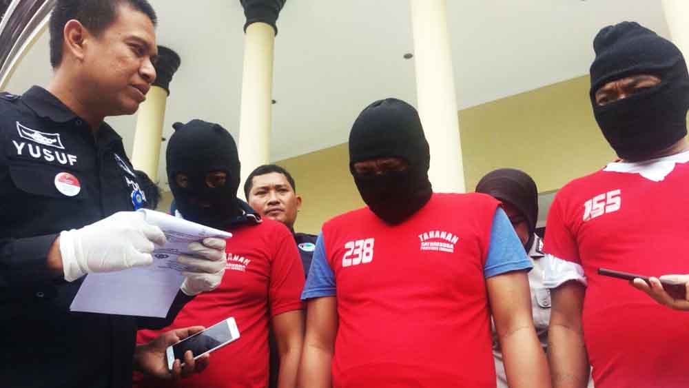 Tiga tersangka saat berada di Mapolrestabes Surabaya