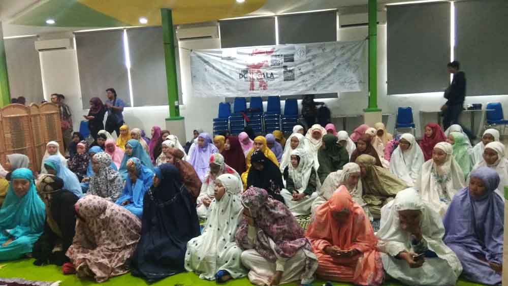 Salat ghaib mahasiswa dan dosen Unusa Surabayauntuk korban gempa Palu