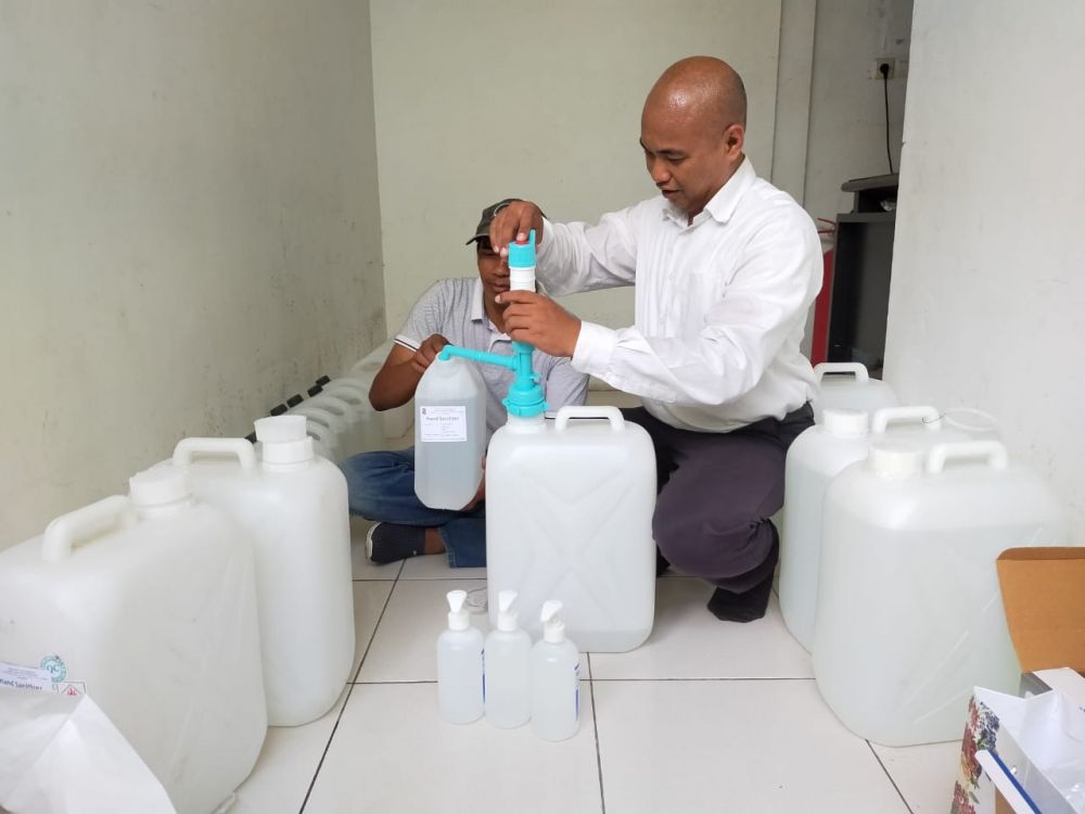 Dinkes Surabaya memproduksi hand sanitizer