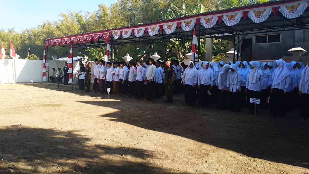 Suasana upacara di Pondok Pesantren Ittihadul Ummah Jarakan, Ponorogo