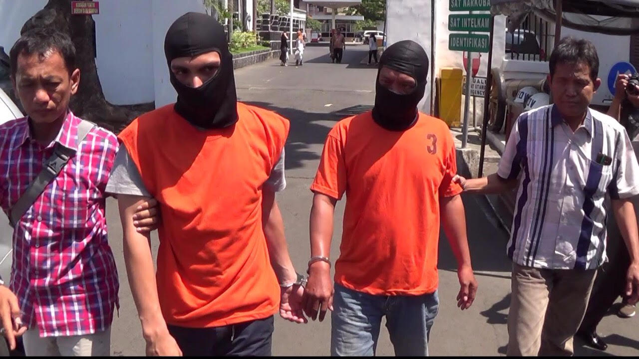 Yuli dan Solahuddin saat diinterogasi di Mapolrestabes Surabaya.