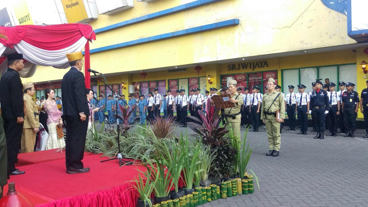 Proses upacara dan perayaan HUT RI ke 73 di Pasar Atom Mal Surabaya.