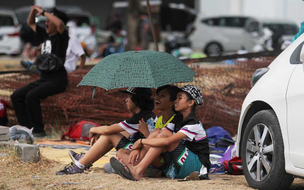 Foto Lucu Hingga Miris Ketika Anak  anak  Memacu Sepatu  Rodanya