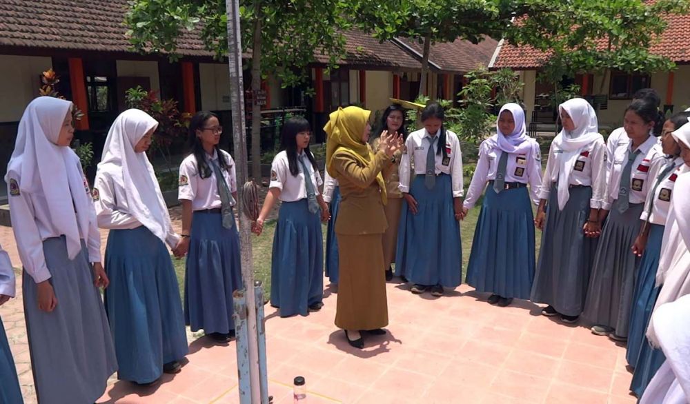Para siswa berdiri di lapangan untuk merasakan dan memperlajari hari tanpa bayangan di Tulungagung