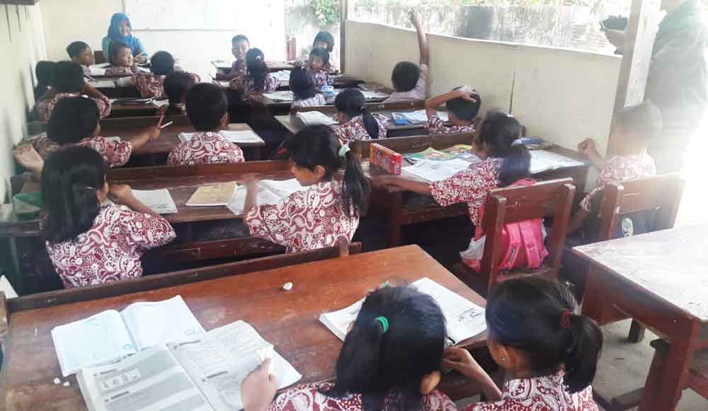 Kekurangan Kelas Siswa SD di Tulungagung  Belajar di 