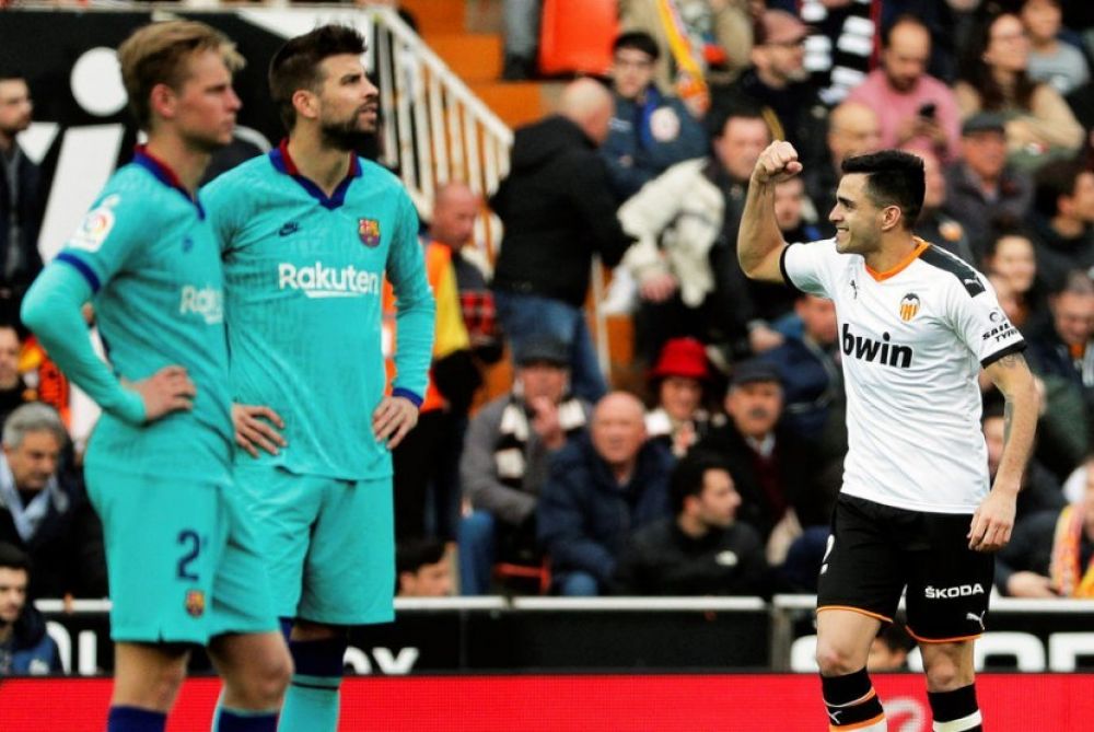 Striker Valencia, Maximiliano Gomez (kanan) merayakan gol ke gawang Barcelona pada laga La Liga di Mestalla, Sabtu (25/1). Valencia menang 2-0 (Foto: EPA/Juan Carlos Cardenas)