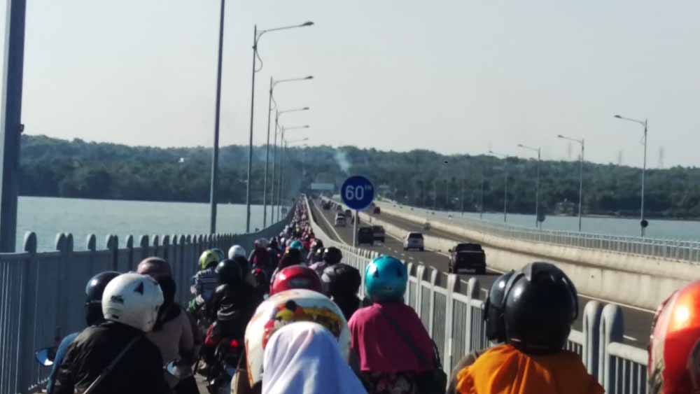 Kepadatan arus kendaraan di Jembatan Suramadu