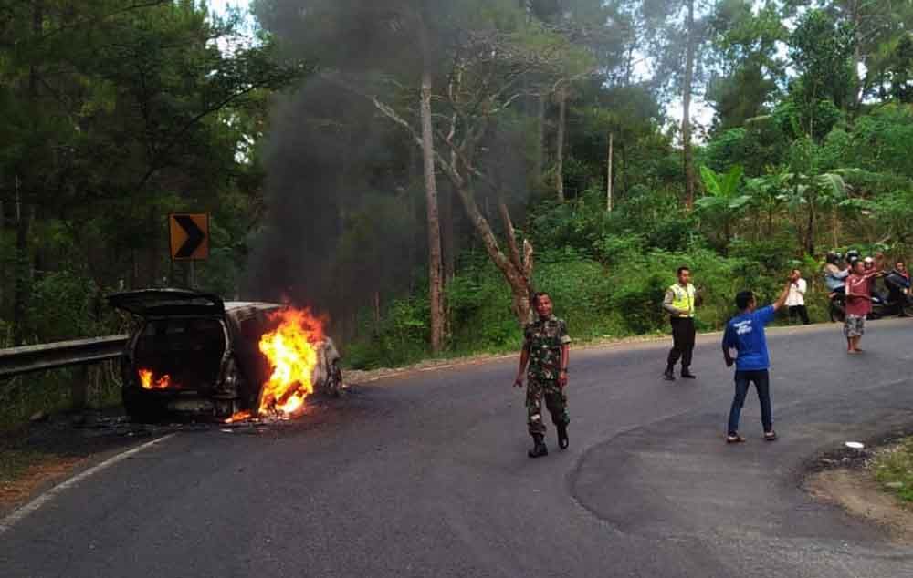 Mobil terbakar di Trenggalek