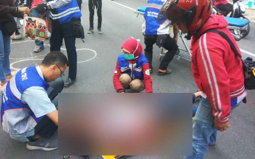 Evakuasi korban tewas di Jalan Kupang Indah, Surabaya
