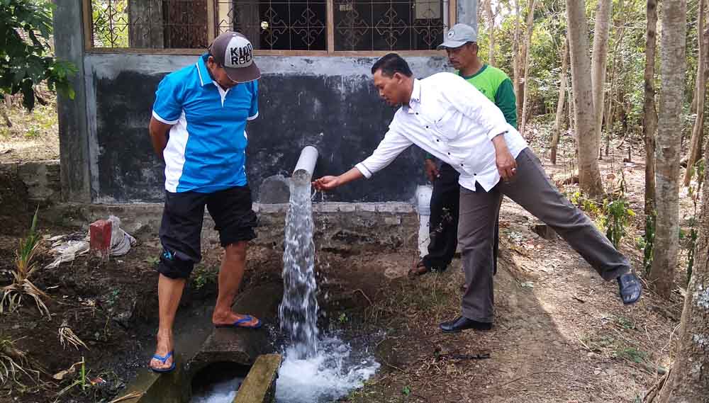 Air bersih dari instalasi yang dibangun oleh pemerintah Desa Sukorejo 