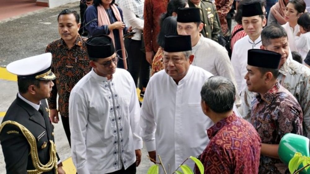 Mantan Presiden ke-6 RI Susilo Bambang Yudhoyono di KBRI Singapura bersama jenazah istrinya/ foto kumparan