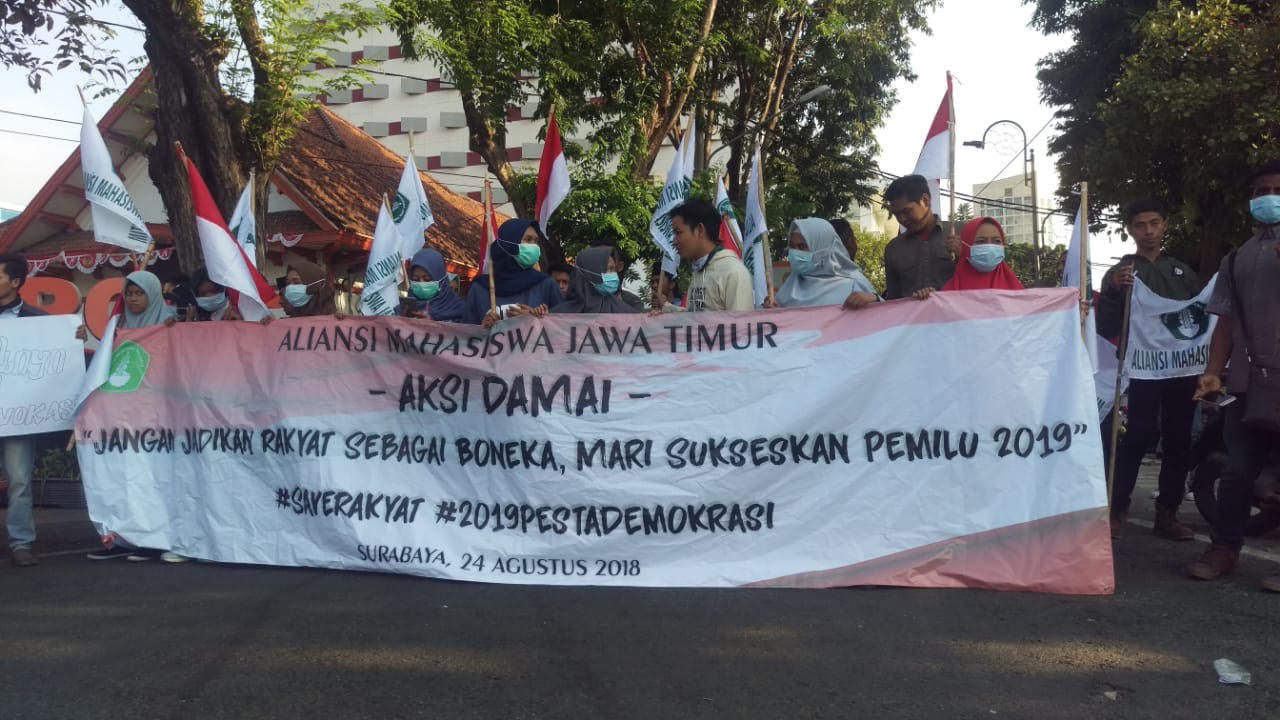 Massa aksi dari Aliansi Mahasiswa Jawa Timur. 