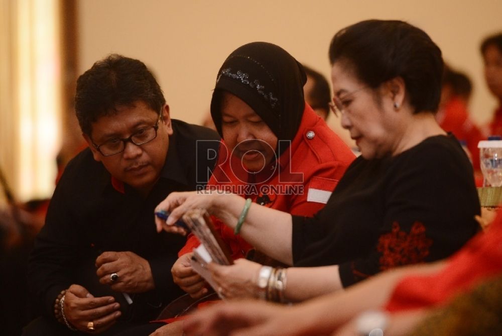 Wali Kota Surabaya, Tri Rismaharini (tengah) duduk bersama Ketua Umum PDIP Megawati Soekarno Putri (kanan) (Foto: REPUBLIKA/Raisan Al Farisi) 