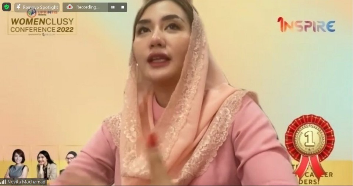 Novita Hardini saat menjadi narasumber dalam Womenclusy 2022.  Sumber: jatimnow.com https://jatimnow.com/baca-53765-uprintis-indonesia-gelar-womenclusy-conference-2022.